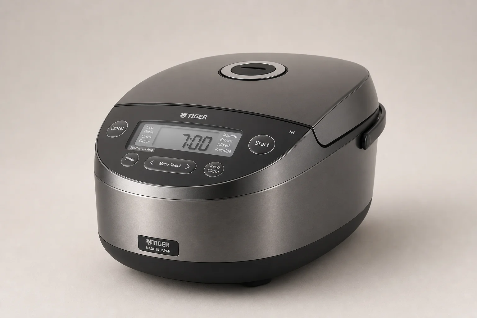 Tiger 與 Zojirushi 電子鍋並排擺放在中性色調的背景上