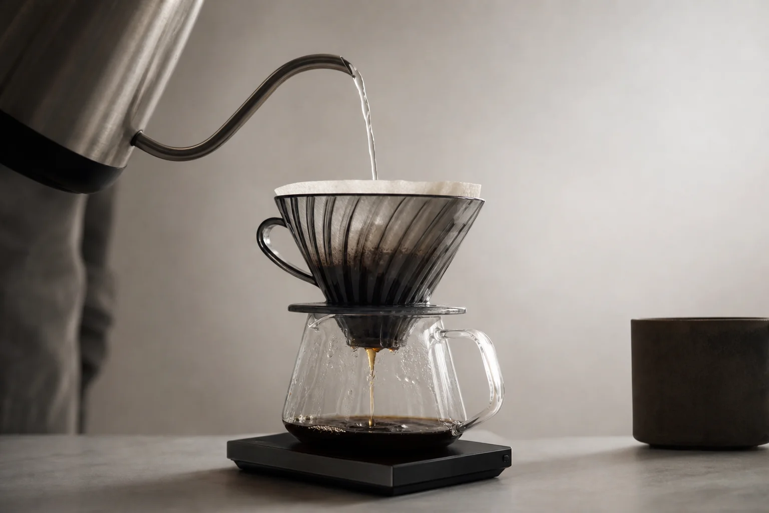 ドリッパーへの注湯を計測しているハンドドリップコーヒーのセットアップ