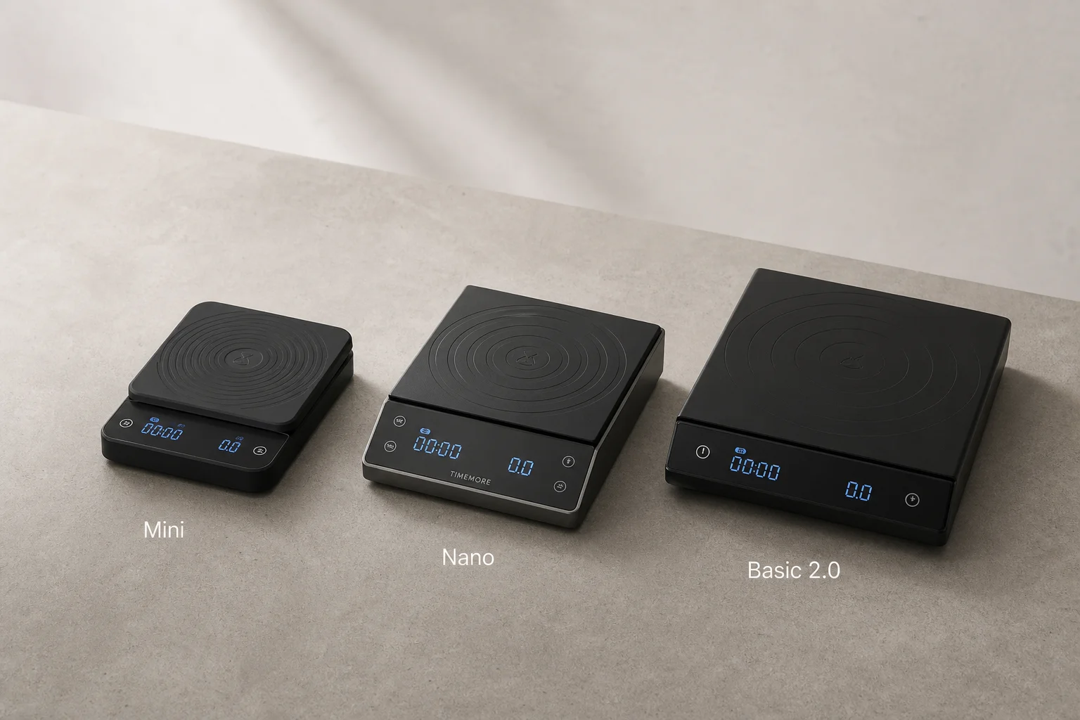 コンクリートの上に並べられたTimemore Black Mirrorコーヒー用スケールのMini、Nano、Basic 2.0