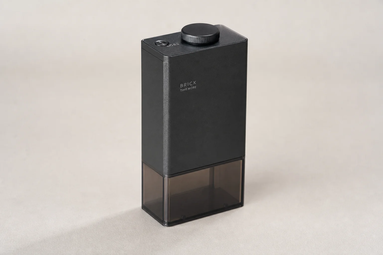 在中性背景下展示的 14 款現代咖啡器材產品合集