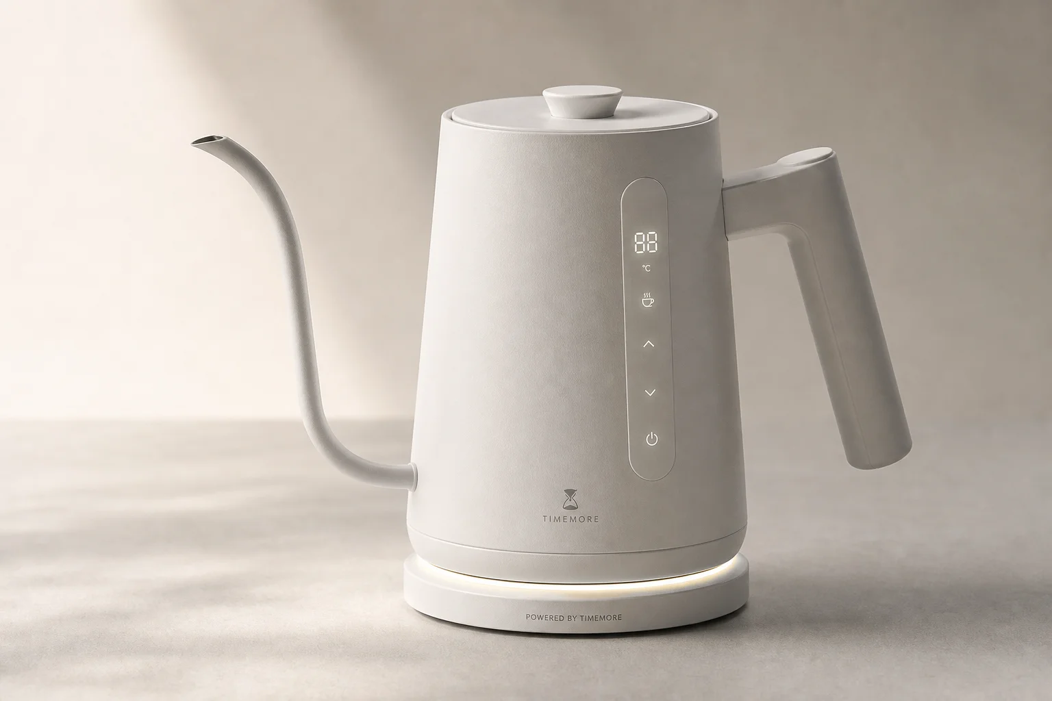 八款不同設計與塗裝的電動細口手沖壺排列在水泥表面上