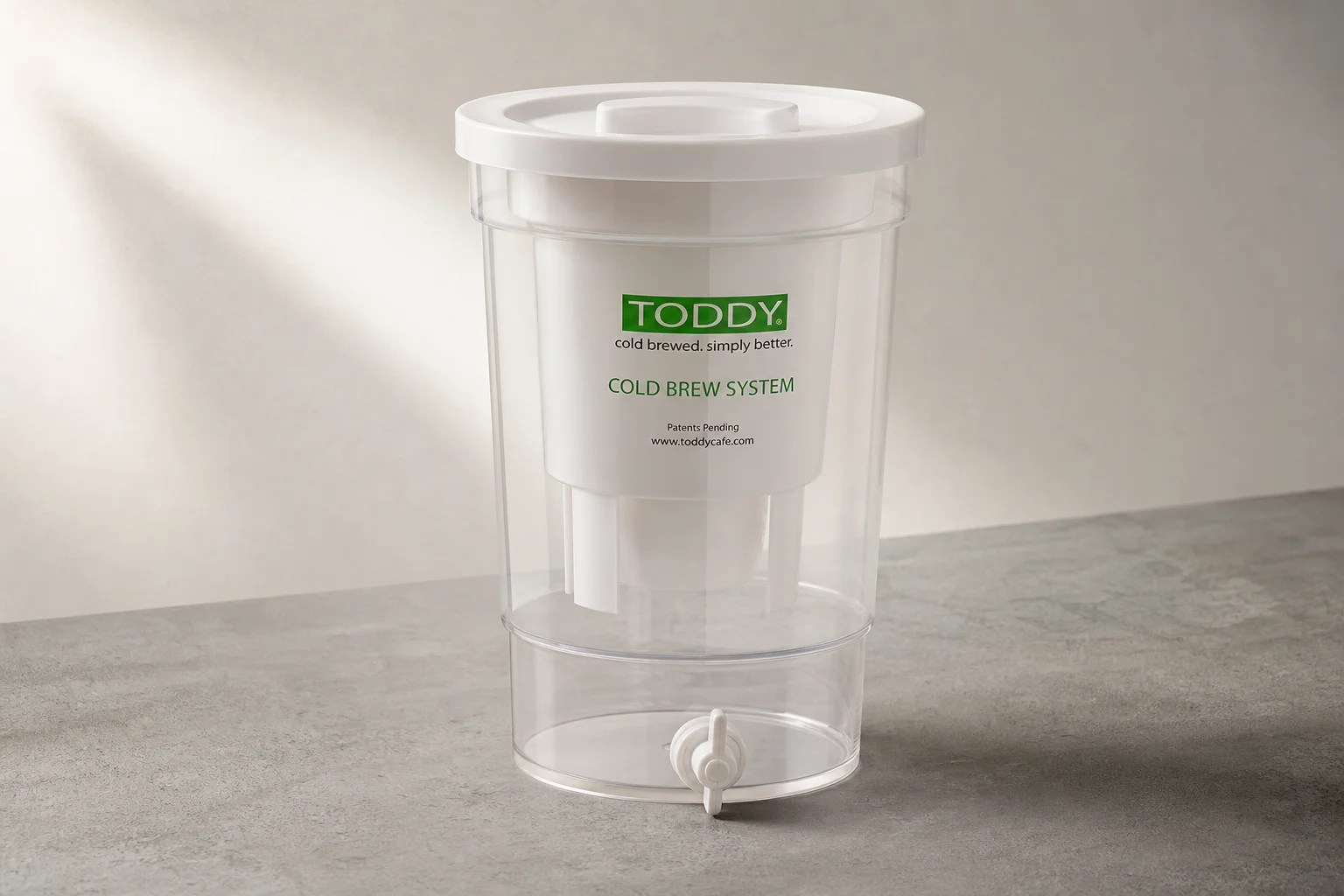 放置在水泥地上的 Toddy Cold Brew System 桶身，包含過濾室與底部閥門
