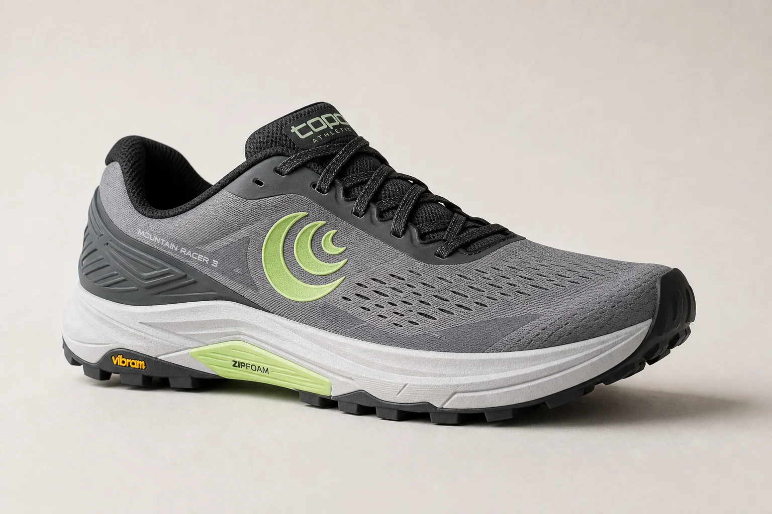 三雙越野跑鞋排列在水泥地上：Topo Mountain Racer 3、HOKA Speedgoat 6 以及 Salomon XA Pro 3D