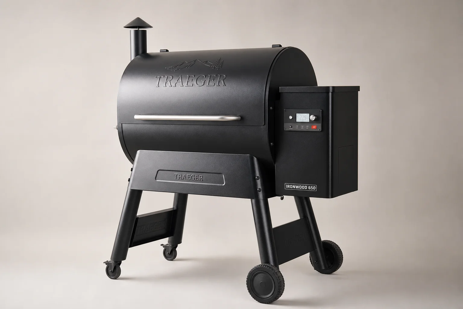 放置於中性背景前的 Traeger 木質顆粒烤肉爐，展示其桶狀外觀與控制面板