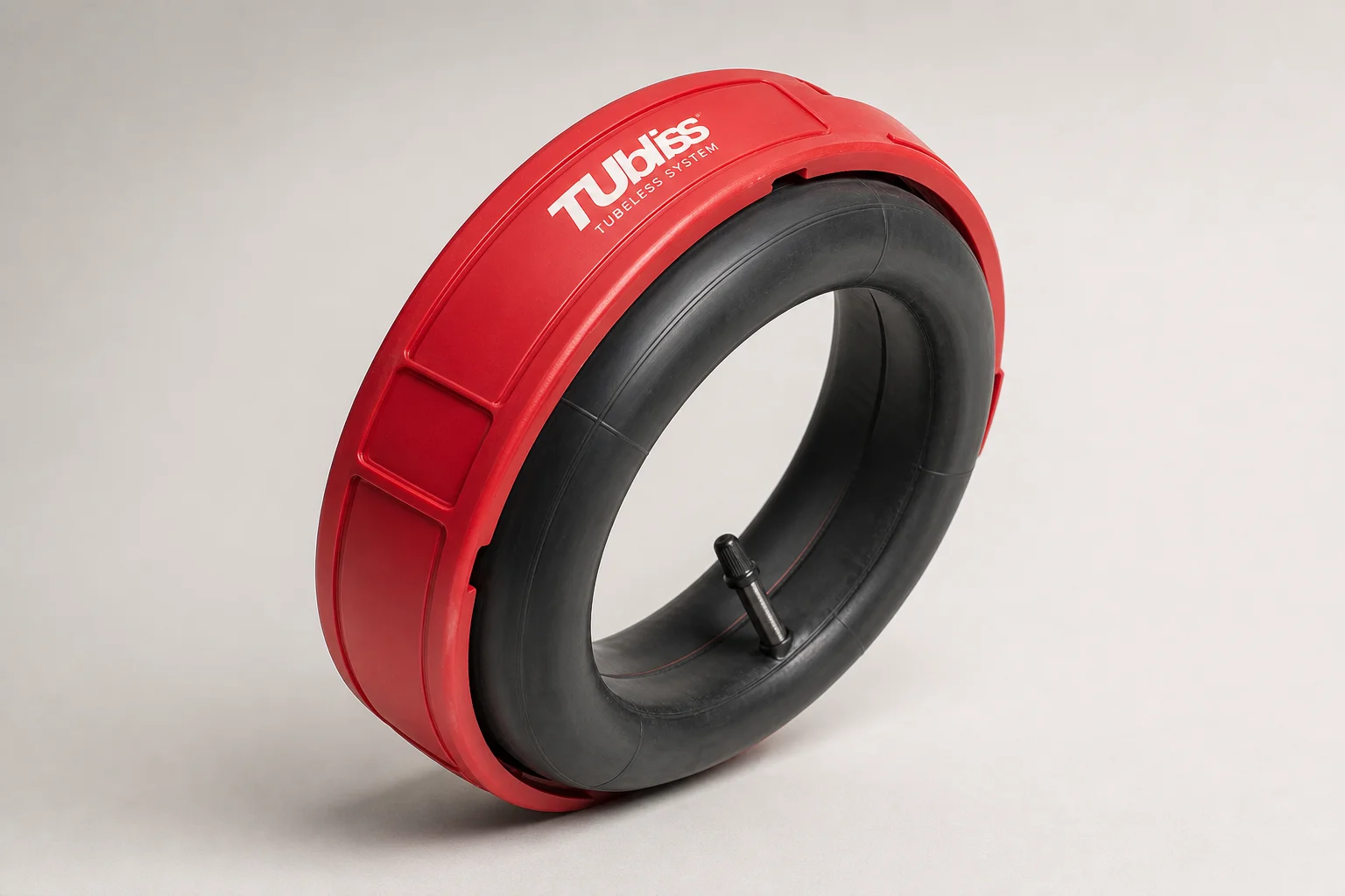 TUbliss 無內胎系統的紅色塑膠襯套與高壓內胎組件，置於中性背景上
