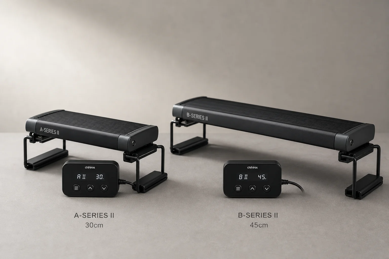 放置於灰色桌面上的 TwinStar A-Series II 與 B-Series II 水族燈具及其控制器