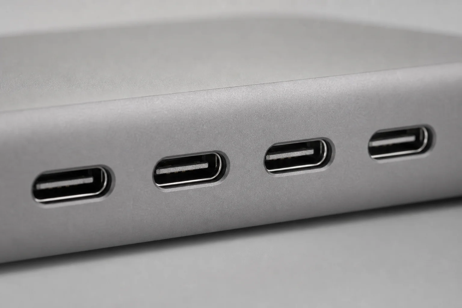 擴充座上多個 Thunderbolt 5 連接埠的特寫鏡頭