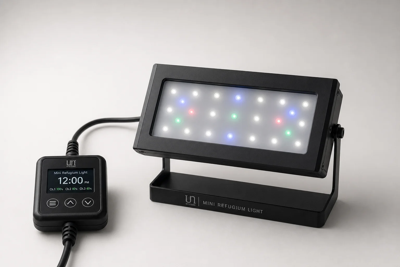 UNS Mini Refugium Light 與其線控器置於中性背景上