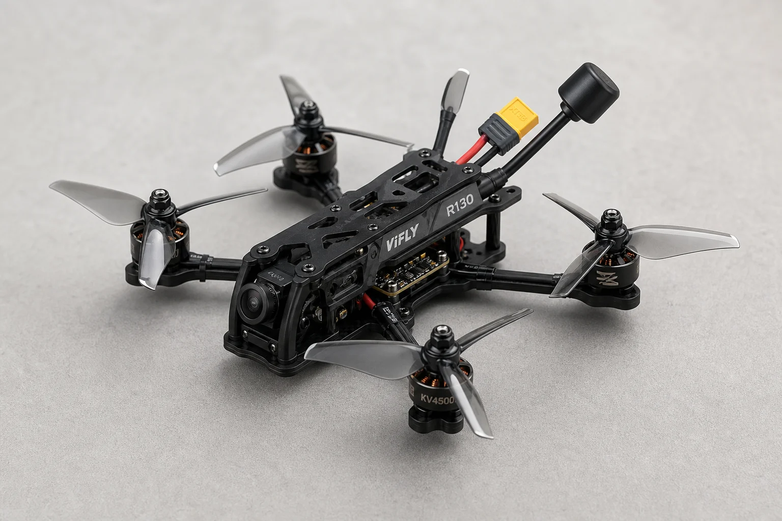 五台不同尺寸的 FPV 競速無人機排列在水泥地面上