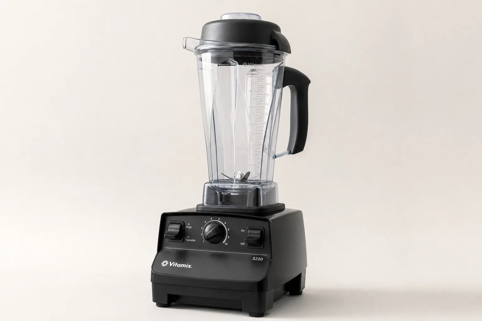 五款不同尺寸與設計演進的 Vitamix 果汁機排列在水泥地面上