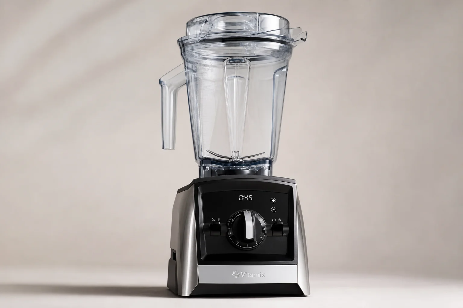 五台果汁機排列在素色背景上：Magic Bullet、Ninja BN701、Vitamix A3500、Cleanblend 以及 Vitamix 5200