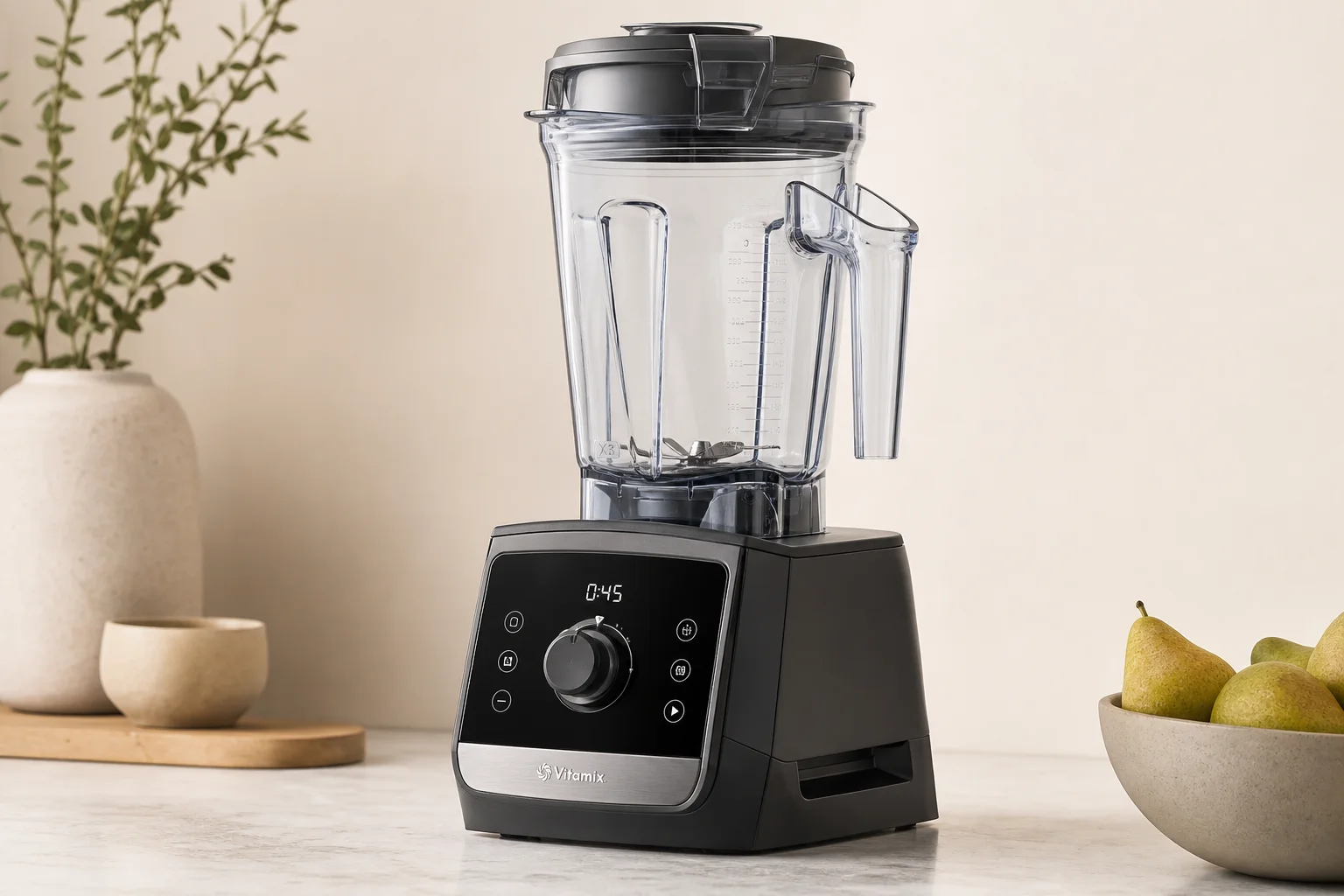 五款 Vitamix 果汁機依據尺寸與設計演進排列於水泥地面上
