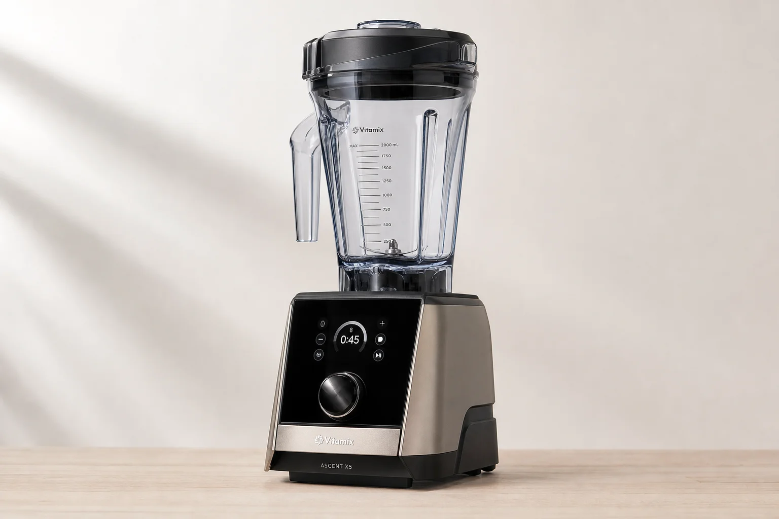 五款不同尺寸與設計演進的 Vitamix 果汁機排列在水泥地面上