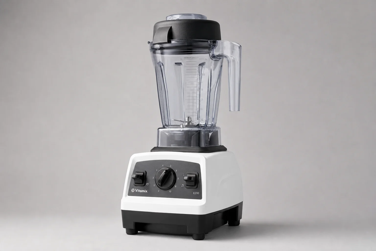 五款 Vitamix 果汁機依據尺寸與設計演進排列在水泥地面上