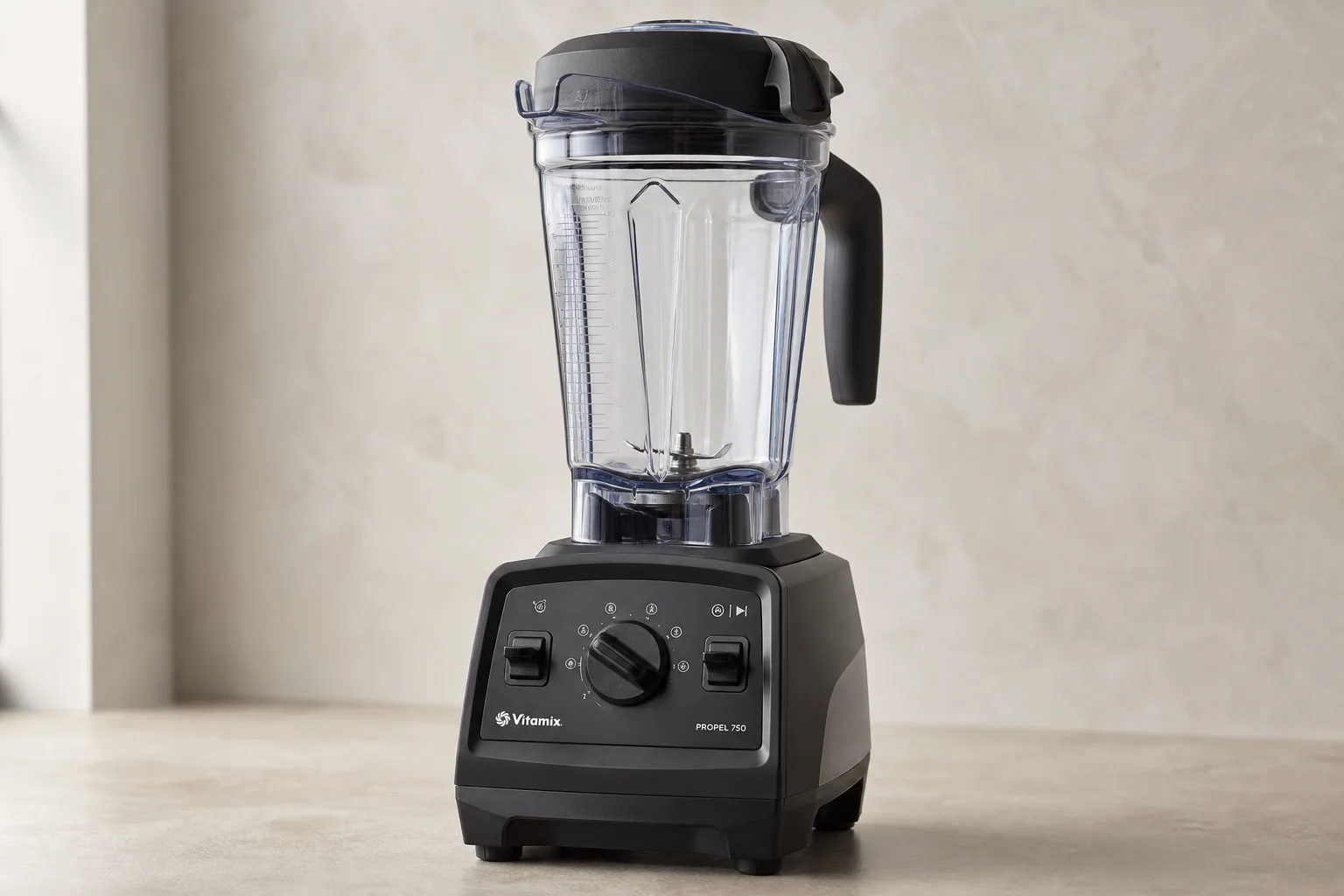五款 Vitamix 果汁機依據尺寸與設計演進排列在水泥地面上