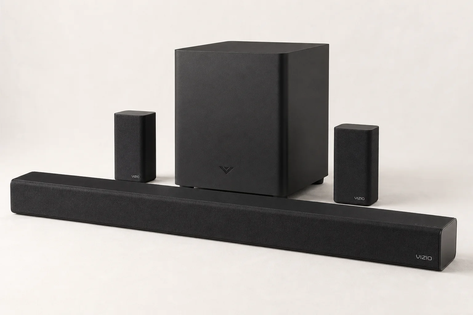 五款不同的 Soundbar 排列在水泥地面上