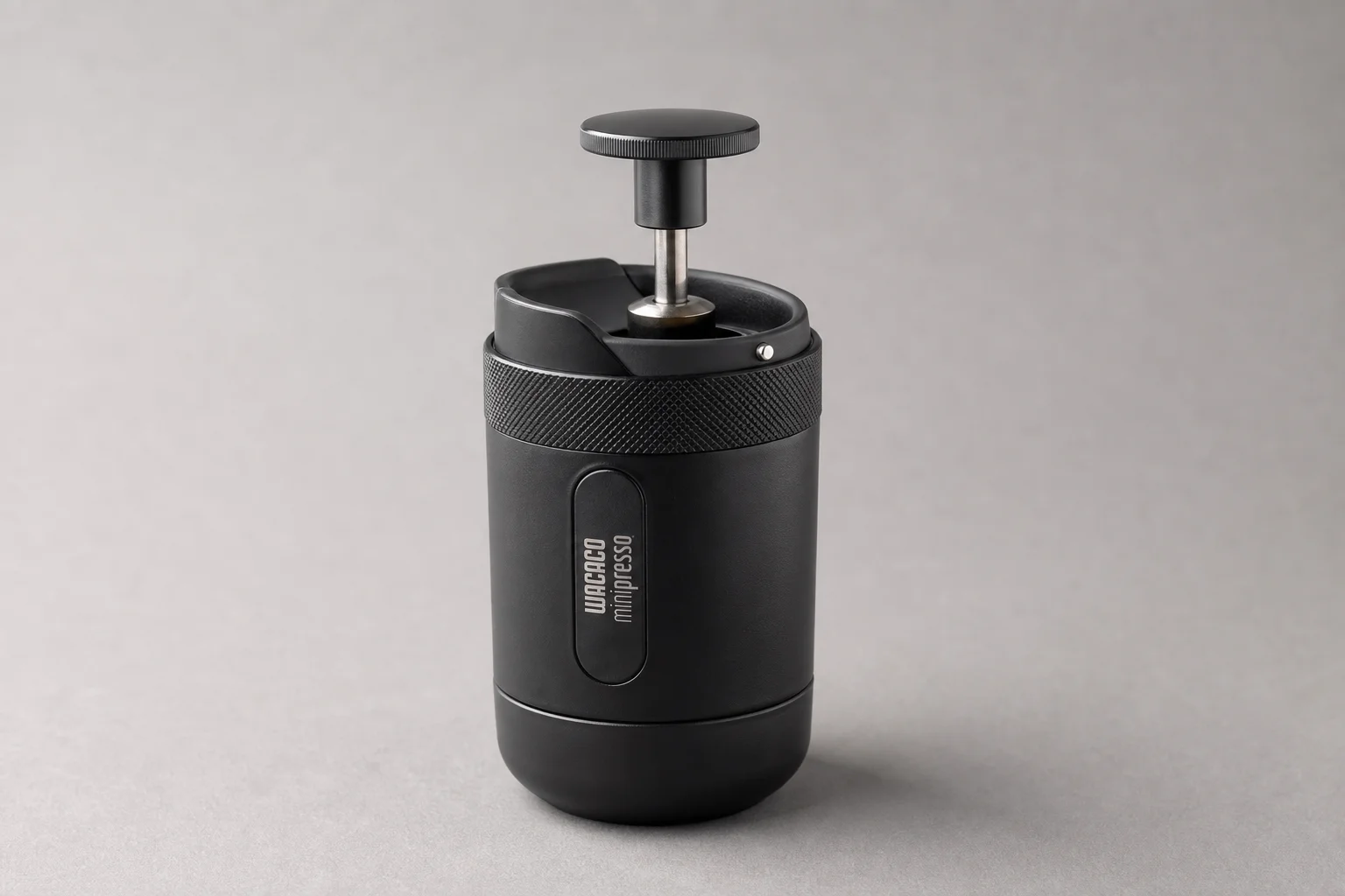 Wacaco Minipresso GR2 便攜式濃縮咖啡機，放置於中性灰色背景上