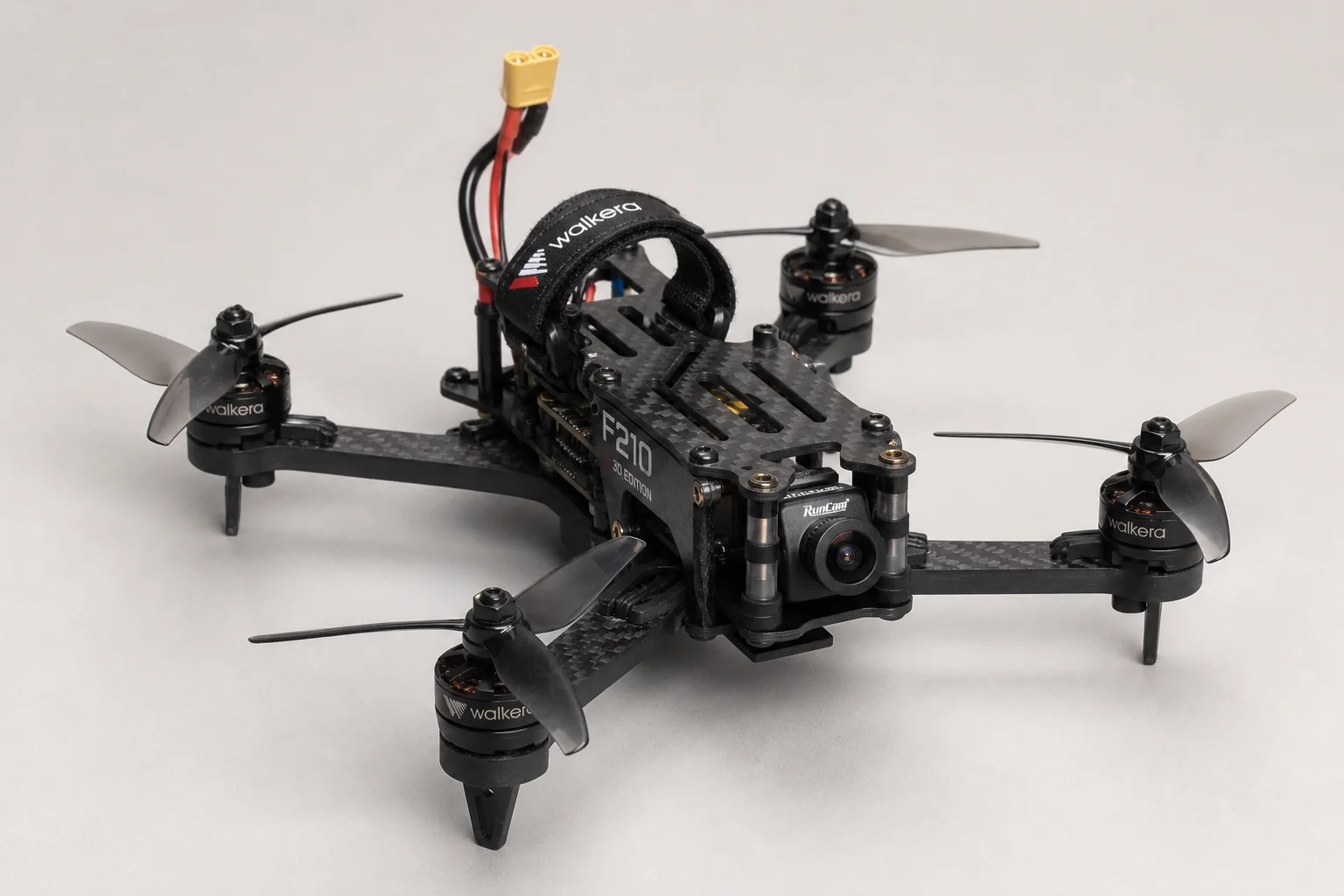 五台不同尺寸的 FPV 競速無人機排列在水泥地面上