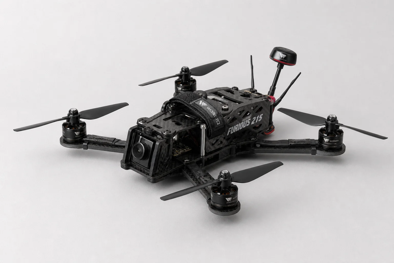 五台不同尺寸的 FPV 競速無人機排列在水泥地面上