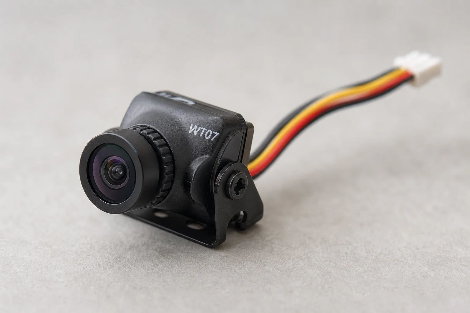 組裝完成的 ESP-FLY 微型無人機放置於灰色表面，展現其精巧的四軸飛行器設計