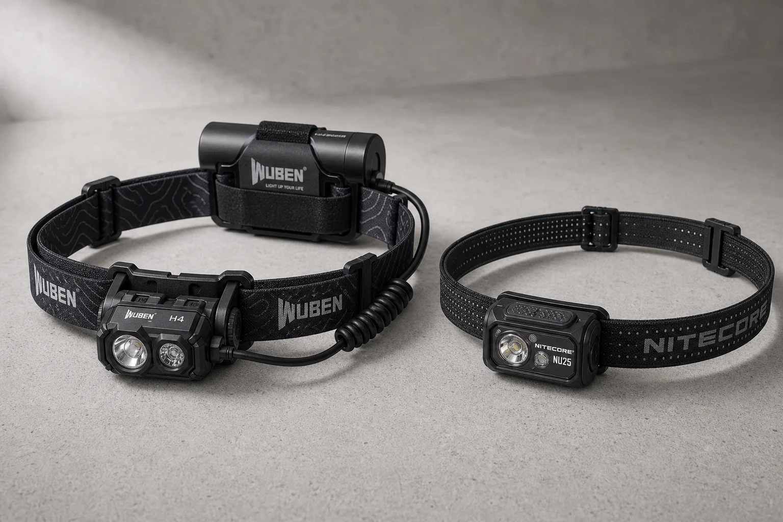 Wuben H4 與 Nitecore NU25 頭燈並排放在水泥地面上