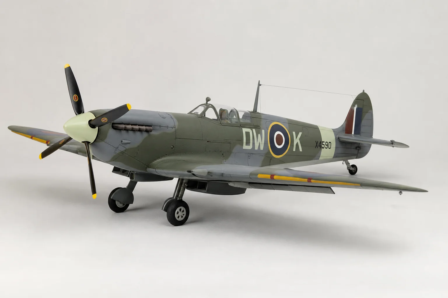 採用英國皇家空軍塗裝的 Xfly Spitfire 遙控戰機，起落架與襟翼清晰可見