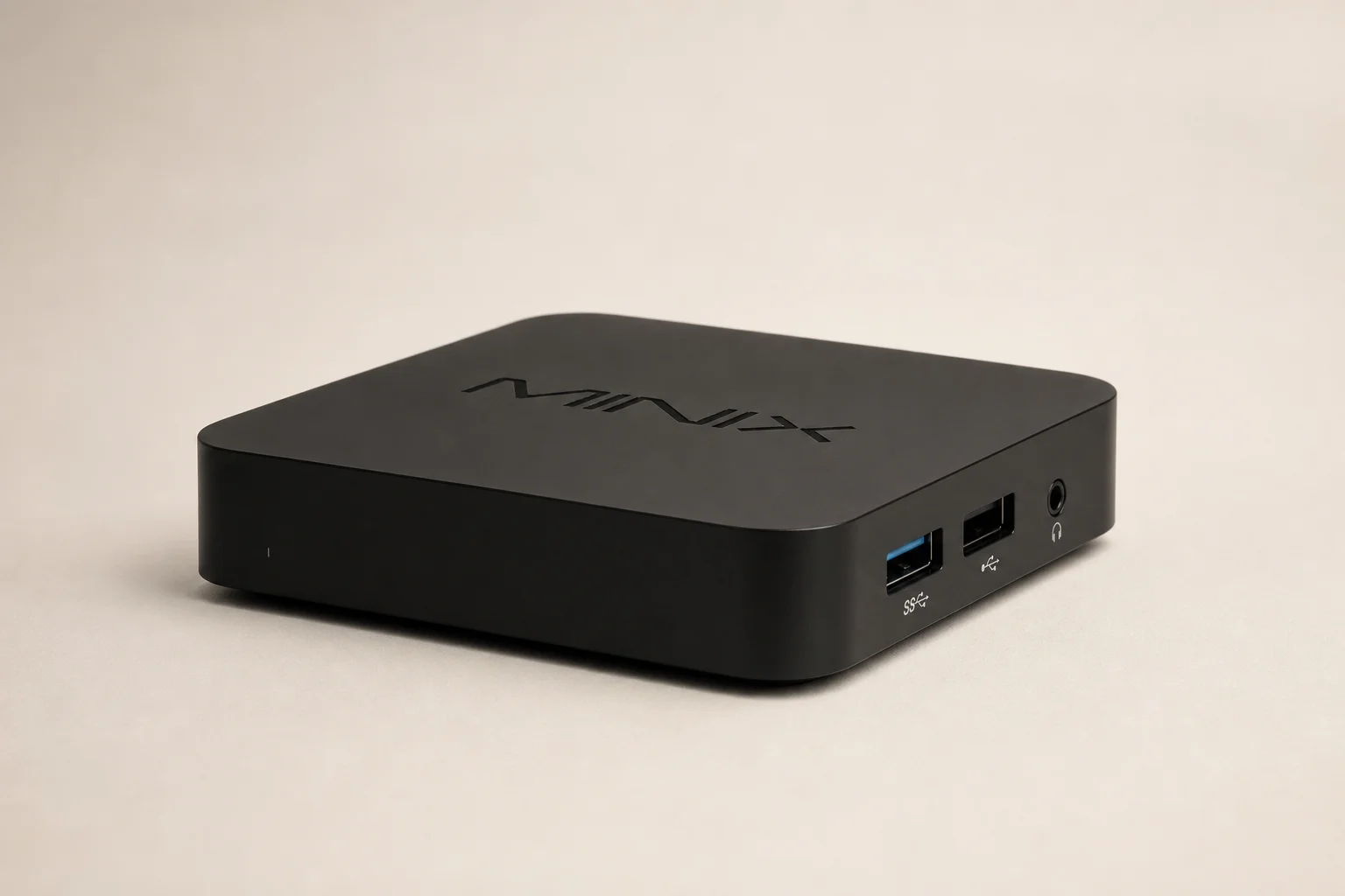 九款包含 Google Chromecast、Amazon Fire TV 與其他品牌的串流裝置排列在水泥表面上，其中包含 Nine 這個品牌。