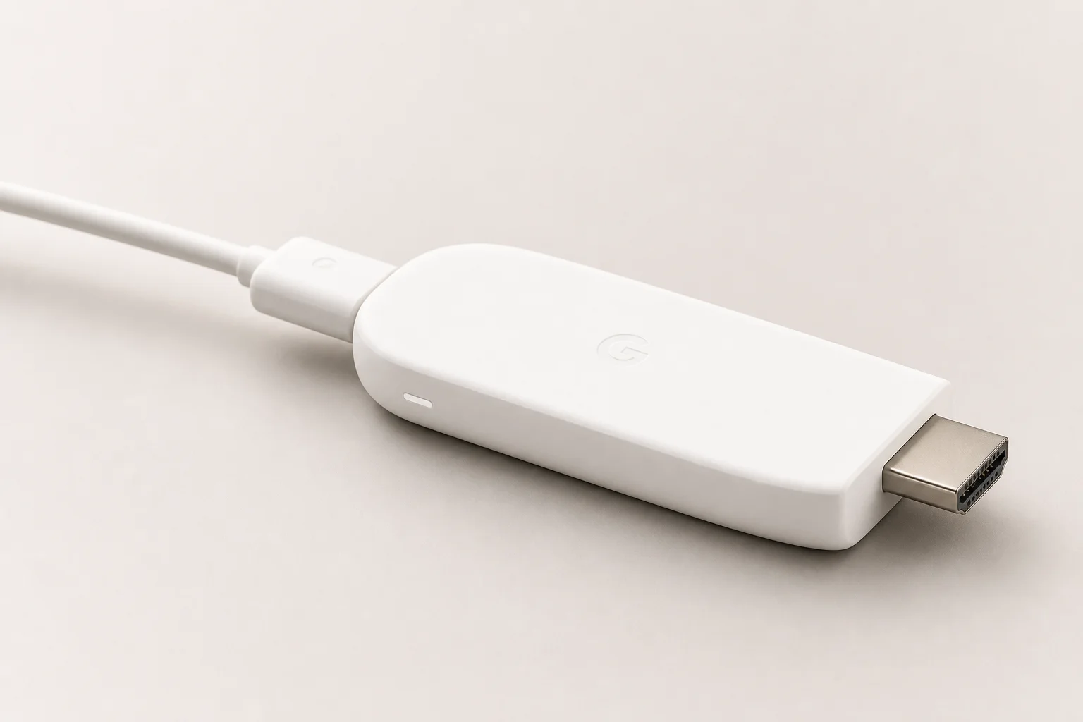 Nine 款串流裝置排列在水泥表面上，包含 Google Chromecast、Amazon Fire TV 與其他品牌