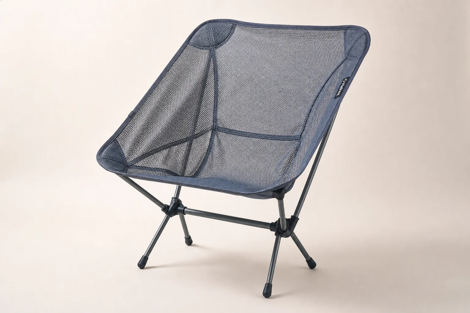 Colección de 10 modelos diferentes de sillas de camping dispuestas sobre una superficie de concreto
