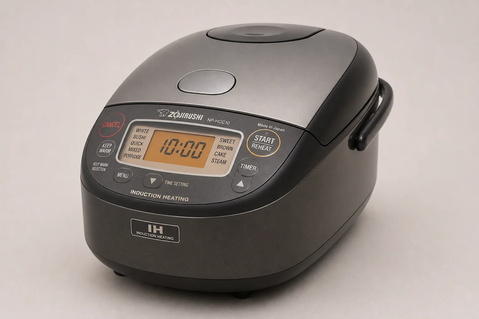 Tiger 與 Zojirushi 電子鍋並排擺放在中性背景上