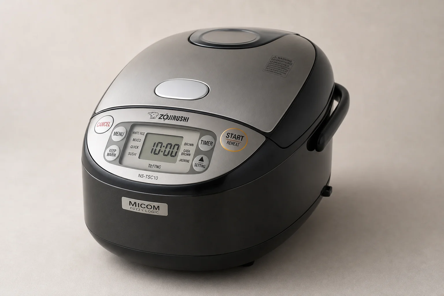 Tiger 與 Zojirushi 電子鍋並排擺放在中性背景上